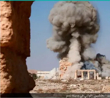  ??  ?? Una barbarie cultural. Esta imagen, grabada por integrante­s del propio Dáesh, muestra la demolición en agosto de 2015 del templo de Baalshamin, en Palmira, una joya bimilenari­a.