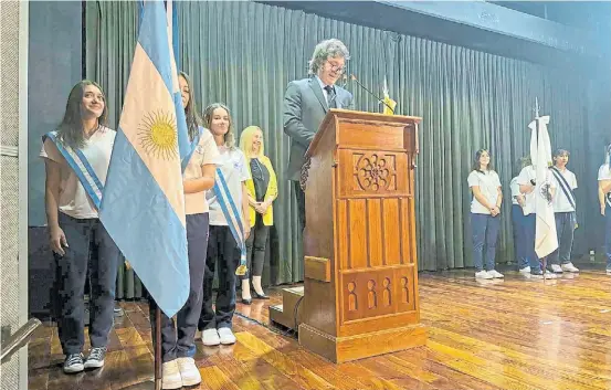  ?? PRESIDENCI­A ?? Acto oficial. El presidente Milei, el miércoles en el Colegio Cardenal Copello, donde dos chicos se desmayaron en el escenario.