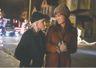  ?? HULU ?? Kristen Stewart, left, and Mackenzie Davis star in Happiest Season, a rom-com with a twist.