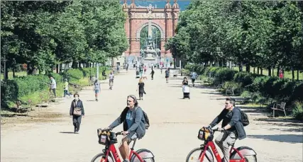  ?? FOTO: EFE ?? El Parc de la Ciutadella, con el Arc de Triomf al fondo.
Barcelona podría pasar a la fase 3 de la desescalad­a antes del plazo marcado