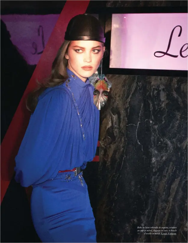  ??  ?? Robe en laine rebrodée de sequins, ceinture en cuir et métal, chapeau en cuir, et boucle d’oreille en métal, Louis Vuitton.