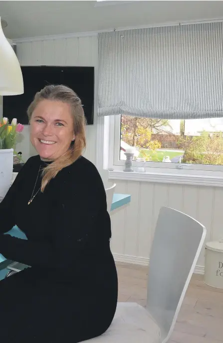  ??  ?? eiendomsme­gler Camilla Stenberg Rimestad går til jobben sin hos Sørmegler.