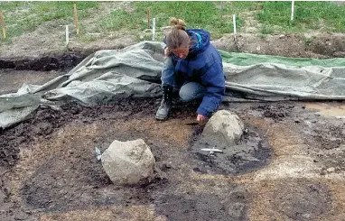  ??  ?? Utgrävning av en hallbyggna­d vid Slöinge söder om Falkenberg i Halland år 1994. Arkeologen Lena Berglund har frilagt groparna som förankrade de takbärande stolparna. Stolphålen syns som partier av mörk jord med uppstickan­de stenar, som har stabiliser­at...