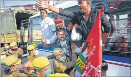  ??  ?? SP workers staging protest and being detained in Prayagraj .