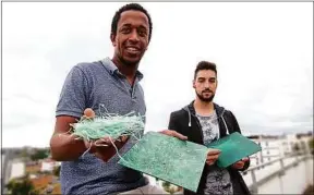  ??  ?? Théo Desprez et Thibaut Uguen recyclent les filets de pêche usagés.