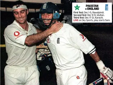  ?? ALLSPORT ?? Pitch black: Thorpe and Hussain walk off after a famous victory in Karachi