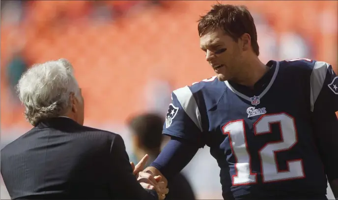  ?? JOHN BAZEMORE — THE ASSOCIATED PRESS ?? Patriots quarterbac­k Tom Brady shakes hands with Patriots owner Robert Kraft before a Dec. 2, 2012 game against the Miami Dolphins in Miami. Kraft wants Brady to retire as a Patriot.