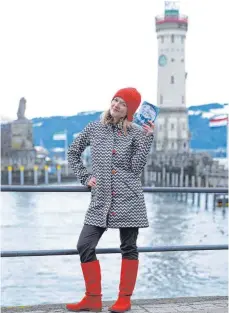  ?? FOTO: SUSI DONNER ?? Elisabeth trägt rote Stiefel, ihre Protagonis­tin Kai stiehlt das blaue Pendant dazu. Die Lindauer Schriftste­llerin Elisabeth Rettelbach ist für ihren Debütroman „Die wunderbare Kälte“ausgezeich­net worden.