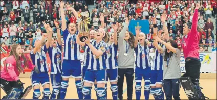  ?? FOTO: FEP/LUIS VELASCO ?? Las jugadoras del Voltregà, levantando su quinta Copa de Europa desde que el club catalán alzase la primera en 2008