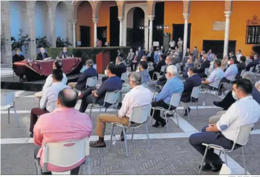  ?? FOTOS: JOSÉ ÁNGEL GARCÍA ?? La celebració­n de la asamblea de hermanos mayores en el Patio de la Montería.