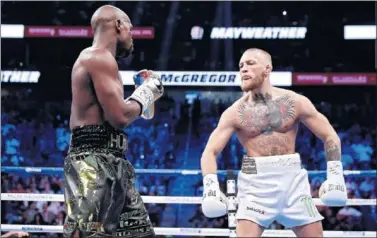  ??  ?? UN DIGNO RIVAL. Mayweather superó a McGregor por KO técnico, pero el irlandés plantó cara.