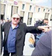  ?? (Photopqr/La Charente libre/Renaud Joubert) ?? Gérard Depardieu à son arrivée, hier, à la gare d’Angoulême.