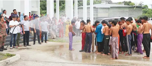  ??  ?? KHAIRUL melaksanak­an aktiviti bersiram sebelum kanak-kanak dikhatanka­n.