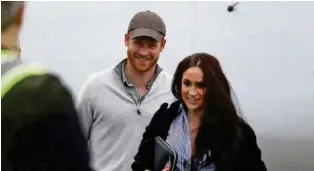  ??  ?? Harry und Meghan vergangene Woche im nicht royalen Look unterwegs in Kanada.
DUKAS