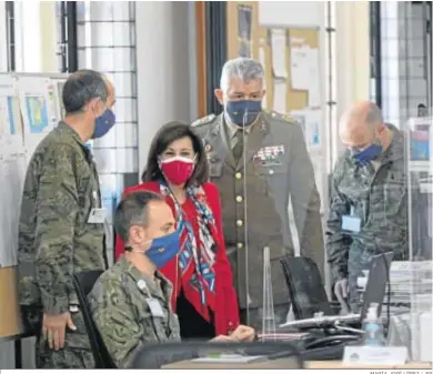  ?? MARÍA JOSÉ LÓPEZ / EP ?? La ministra de Defensa, Margarita Robles, visita el Mando Componente Terrestre, ayer en Capitanía.