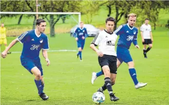  ?? SZ-FOTO: MAS ?? Die SG Öpfingen (blau) ließ Griesingen im Derby keine Chance.