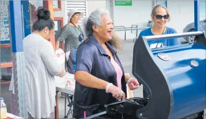  ?? PICTURE / PETER DE GRAAF ?? GOOD NEWS: Esther Edmonds (left), Makere Moon and Michelle Rountree, who were fundraisin­g outside The Warehouse for Kaikohe Pentecost Sunday School on Thursday were among the first to find out the store would not be closing after all.