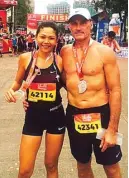  ?? LISA DEWI FOR JAWA POS ?? LEPAS VIRGIN: Lisa Dewi bersama suaminya, Jeff Wood, setelah finis full-marathon di Cebu Marathon, Filipina, 8 Januari 2017.