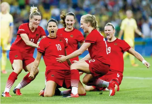  ?? Foto: imago/Fotoarena ?? Im Olympiafin­ale gegen Schweden erzielte Dzsenifer Marozsan (2.v.l.) das 1:0 und ihr Pfostentre­ffer führte zum entscheide­nden 2:0.