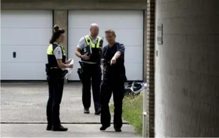  ?? FOTO WIM HENDRIX ?? De politie aan het appartemen­tsgebouw op de Blancefloe­rlaan, waar slachtoffe­r Jhonny Zapata (onder) van het balkon viel.