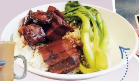  ??  ?? A cup of beverage
Rice with vegetables and hongshaoro­u, port braised in brown sauce