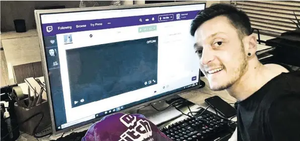  ?? INSTAGRAM ?? Mesut Özil zockt liebend gern «Fortnite» und ist darin offenbar gar nicht mal so schlecht. Zeit zum Gamen hat der Arsenal-Profi viel, wenn er nicht gerade trainiert.