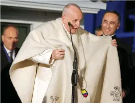  ?? FOTO PRESIDENCI­A, AFP Y REUTERS ?? ARRIBA. Emmanuel, quien nació en medio del secuestro, recibió a Francisco con una paloma de la paz. CENTRO. El recorrido del Papa hasta la Nunciatura estuvo acompañado de miles de fieles. ABAJO. Una ruana, tradiciona­l de Colombia, fue uno de los...