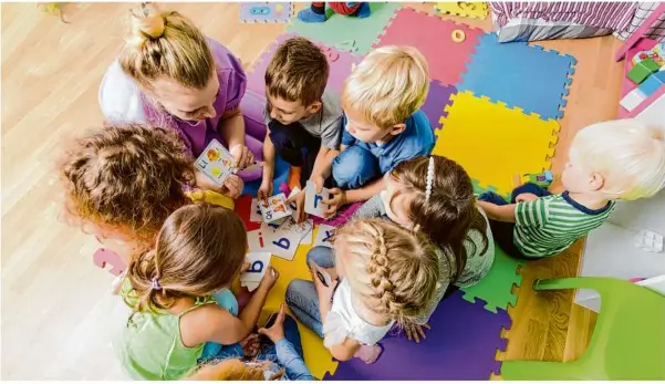  ?? Foto: stock.adobe.com/oksix ?? In den Heidenheim­er Kindergärt­en gibt es zu wenig Personal bei zu vielen Kindern, die Betreuung stößt an ihre Grenzen.