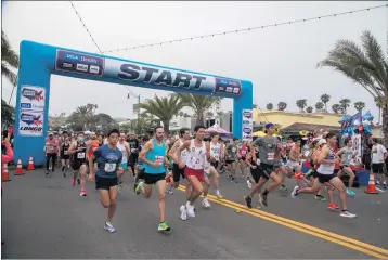  ?? PHOTO BY CHUCK BENNETT ?? Runners participat­e in the Independen­ce Day 5K and Firecracke­r Dash in Redondo Beach on Saturday.