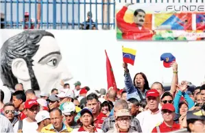  ?? — Gambar Reuters ?? PENYOKONG Maduro bersorak riang ketika presiden itu mengangkat sumpah bagi penggal keduanya di Caracas, Venezuela pada Khamis.