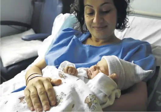  ?? JAIME GALINDO ?? Irene Fernández y Víctor Lahoz, ayer, con la pequeña Paula en su habitación del hospital Miguel Servet.