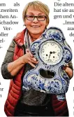  ??  ?? Elisabeth Reckmann mit einer Delfter Uhr aus Holland.
