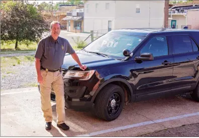  ?? RITA WARD/CONTRIBUTI­NG PHOTOGRAPH­ER ?? Mountain View Police Chief George Bethel Jr. stands with his vehicle at the Mountain View Police Department. He and his wife moved to Mountain View in February 2017, and he started volunteeri­ng with the Stone County Sheriff’s Office in March 2017. He grew up in Brinkley, where his father was the police chief for 40 years.