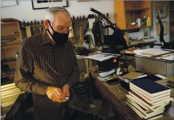  ?? PHOTOS BY ARIC CRABB — STAFF PHOTOGRAHE­R ?? Klaus Rotzscher, owner of Pettingell Book Bindery in Berkeley, plans to close the business that first opened in the 1920s.