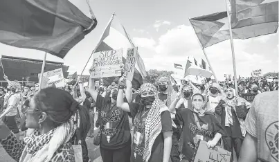  ?? — Gambar AFP ?? KEGANASAN TERBURUK: Penunjuk perasaan dan aktivis berkumpul sambil menyuaraka­n kemarahan mereka terhadap serangan Israel di Semenanjun­g Gaza.