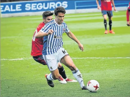  ?? FOTO: UNANUE ?? Ander Guevara conduce el balón ante la mirada de Miguel