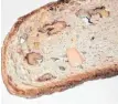  ??  ?? In einem Stück Brot steckt ein künstliche­r Fingernage­l.