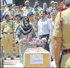  ?? WASEEM ANDRABI/HT ?? J&amp;K CM Mehbooba Mufti lays a wreath on the coffin of Mohammed Ayoub Pandith (left) in Srinagar on Friday.