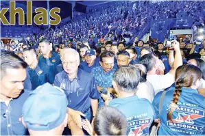  ??  ?? NAJIB (depan) diiringi Musa ketika tiba di majlis itu.