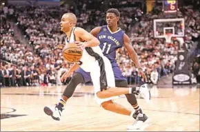  ??  ?? Tony Parker van San Antonio Spurs passeert een tegenstand­er. (Foto: ESPN)