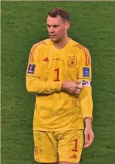 ?? ?? Simboli Manuel Neuer, portiere della Germania, ieri ha indossato la fascia da capitano regolarmen­te autorizzat­a, ma ha aggiunto i colori dell’arcobaleno alle scarpe