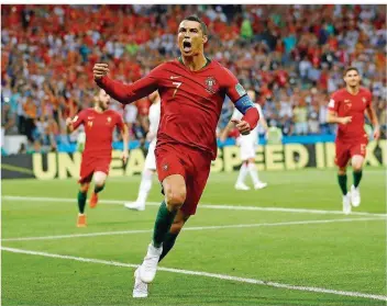  ?? FOTO: SECO/AP/DPA ?? Man kann ihn lieben, man kann ihn hassen, aber eines ist sicher: Der Portugiese Cristiano Ronaldo ist die personifiz­ierte Weltklasse. Das bewies er am Freitagabe­nd mit seinen drei Toren beim 3:3 gegen Spanien.