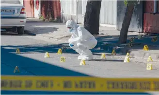  ?? / AGENCIAUNO ?? Peritos examinan las evidencias de un asesinato ocurrido ayer en La Florida.