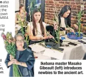  ??  ?? Ikebana master Masako Gibeault (left) introduces newbies to the ancient art.