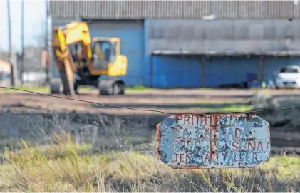  ??  ?? "Prohibida la entrada a toda persona ajena al taller". La custodia se intensific­ó después del cierre en marzo.