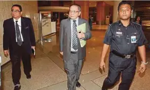  ?? PIC BY AHMAD IRHAM MOHD NOOR ?? DAP adviser Lim Kit Siang (centre) at the Finance Ministry in Putrajaya yesterday.