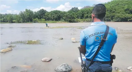  ??  ?? ESCENA. En las riberas del río Ulúa encontraro­n flotando el cadáver de la profesora Ávila.