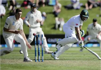  ??  ?? DUNEDIN: South Africa’s Faf du Plessis, right, runs to make his ground as New Zealand’s Mitchell Santner watches as the ball is thrown at the stumps during the first cricket Test at University Oval, Dunedin, New Zealand, yesterday. —AP