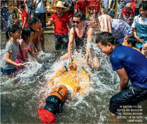  ??  ?? IN SHAFANG VILLAGE, DEITIES ARE BATHED ON THE “BUDDHA WASHING FESTIVAL” IN THE SIXTH LUNAR MONTH