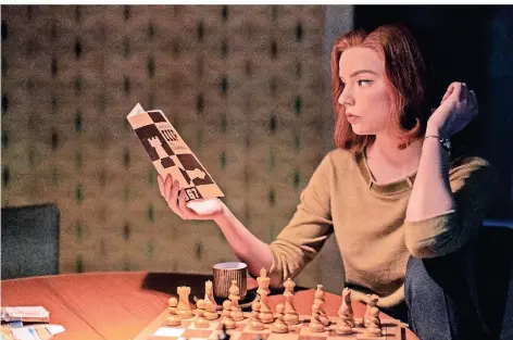  ?? FOTO: NETFLIX ?? Anya Taylor-joy gibt in „Das Damengambi­t“Beth Harmon, die ihre Gegenspiel­er in der männerdomi­nierten Profiliga das Fürchten lehrt.